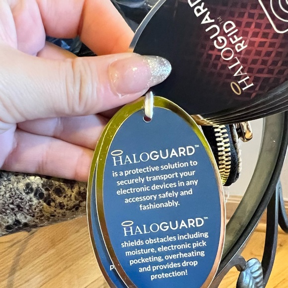 Ultimate RFID Theft-Proof Crossbody Bag - Picture 14 of 14